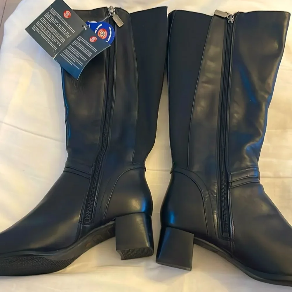 BLONDO CANADA WATERPROOF LEATHER BOOTS.   NEW.  STYLE IS TRUDY